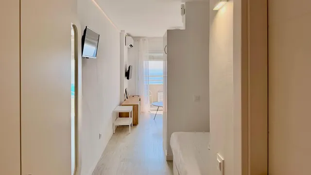.ESTUDIO CON VISTAS AL MAR EN EMPURIABRAVA — 18
