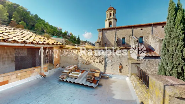 Casa de poble al centre de La Pobla de Claramunt amb molt potencial — 36