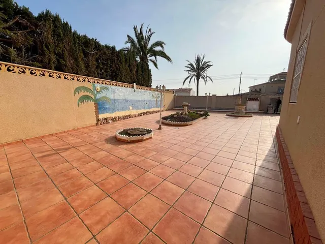 Chalet con piscina y amplias estancias en El Chaparral — 7