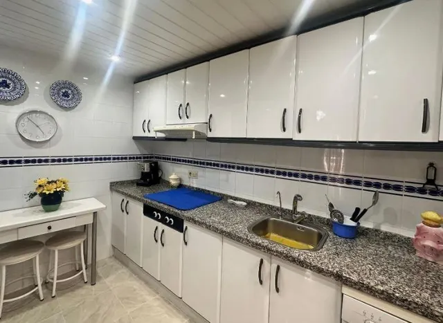 Bungalow con amplia terraza a pocos pasos de la playa y orientación Sur. — 22