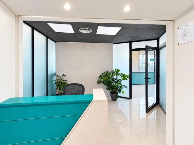 Oficina reformada en la 10.ª planta – Drassanes, Barcelona