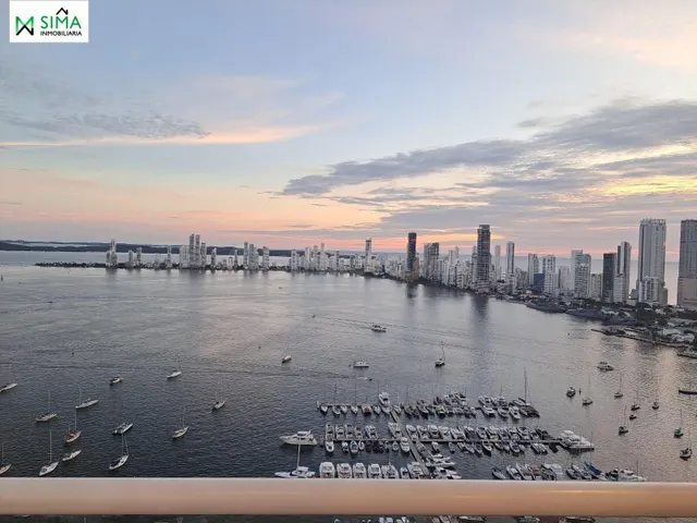 Vive Frente a la Bahía: Penthouse de 3 habitaciones en Manga