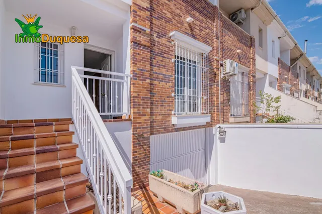 Casa adosada CASI A ESTRENAR en Belicena. Con 4 dormitorios. — 5