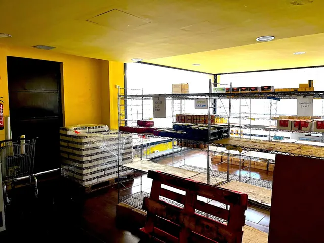 Local totalmente exterior de 100m2 con 28m de fachada acristalada — 8