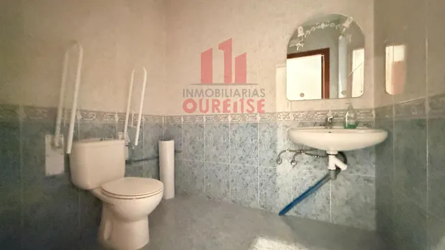 AMPLIO LOCAL COMERCIAL EN PLENO CENTRO DE OURENSE — 11
