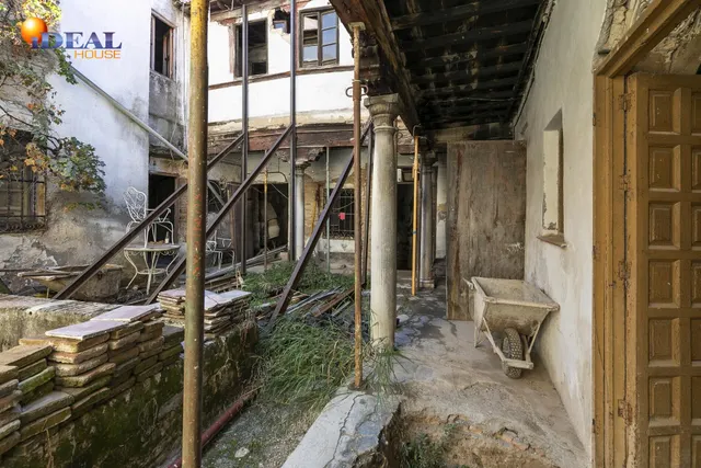 Edificio histórico junto a Plaza Larga, en el corazón del Albaicín (Granada) — 15