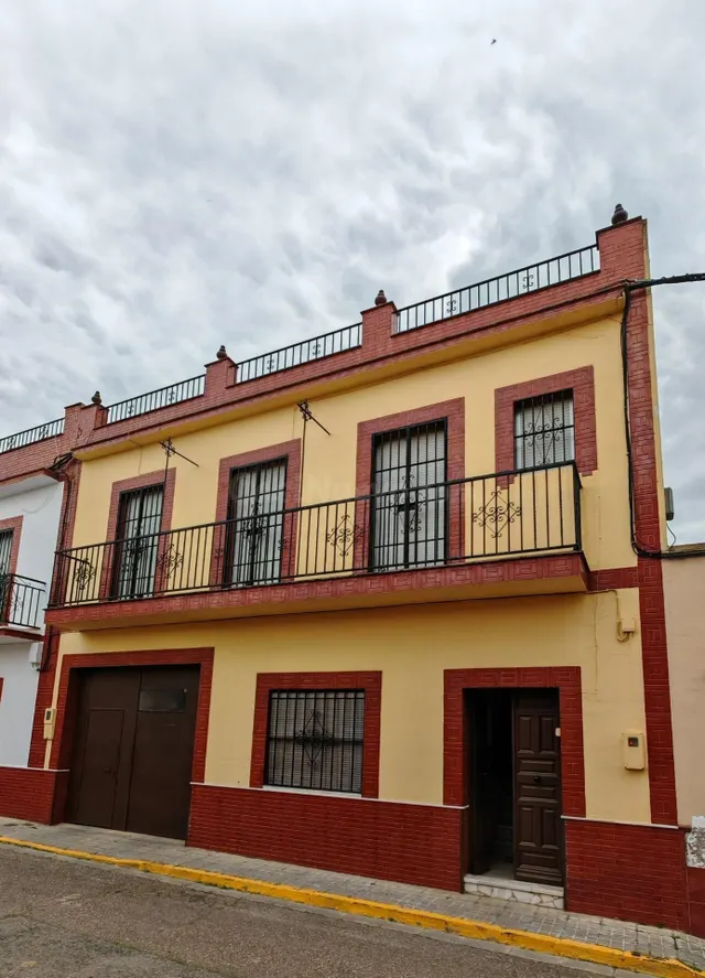 Casa unifamiliar en planta alta con terraza en Brenes - Sevi - foto 2
