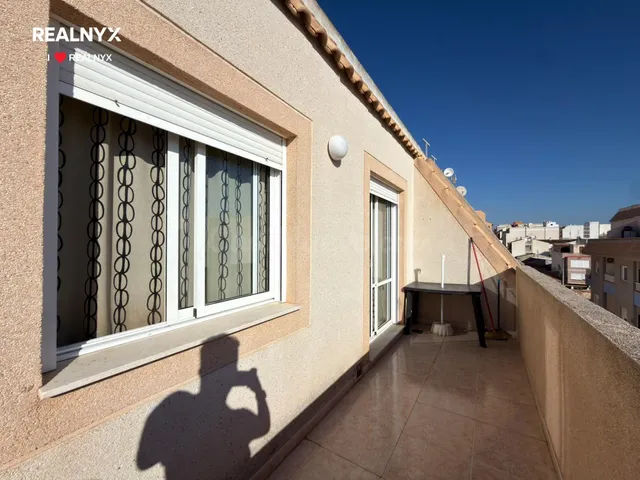Espectacular Ático con Terraza y Piscina en el Corazón de Torrevieja — 3