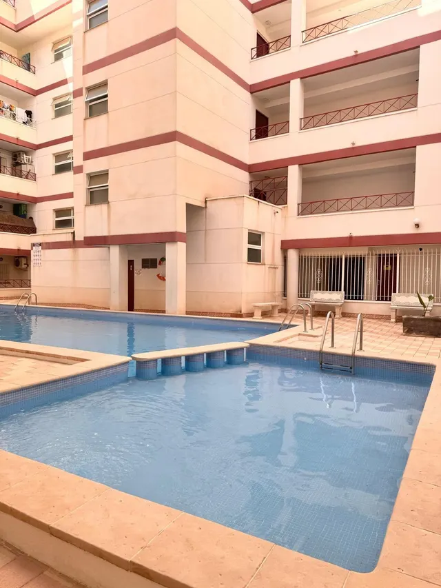 Apartamento de 2 dormitorios  Reformado con licencia turística, piscina  en el Centro de Torrevieja — 19