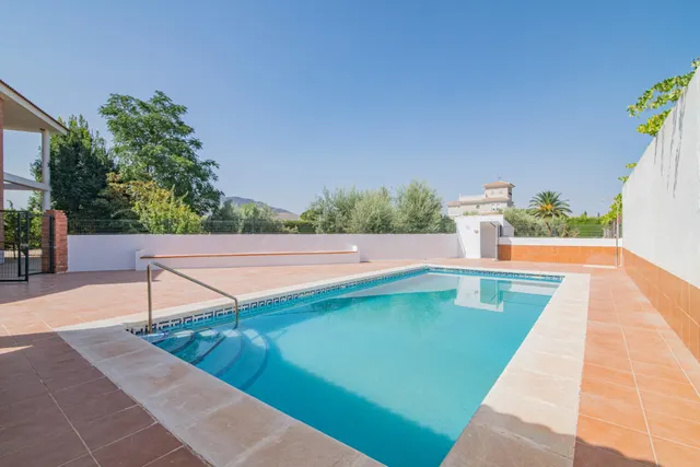 ¡Oportunidad Única! Se Vende Magnífica Casa en Esquina con Amplia Parcela — 38
