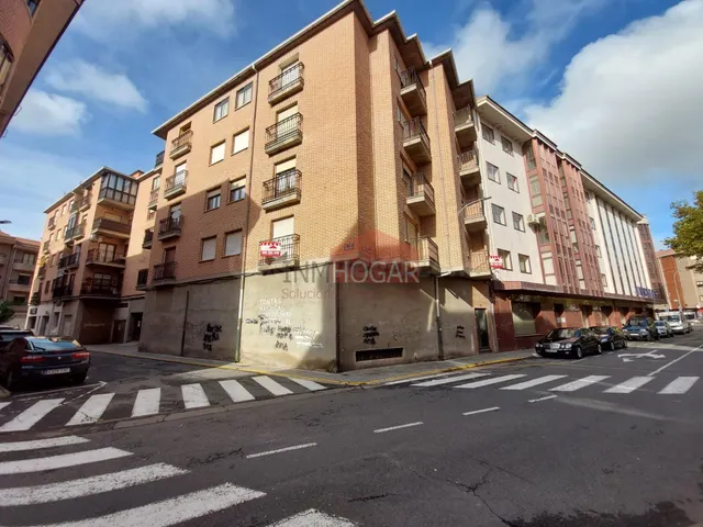 INMHOGAR ARÉVALO VENDE AMPLIA VIVIENDA EN EL CENTRO - foto 2