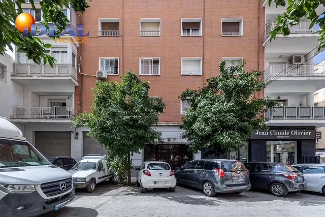 PISO JUNTO A HIPERCOR · ÚLTIMA PLANTA · MUCHA LUZ · ASCENSOR · METRO — 24