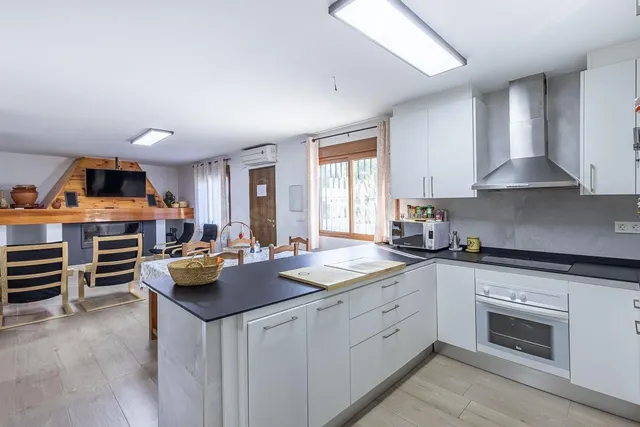 Encantadora Casa de una Planta con Amplio Terreno y Piscina  - foto 5