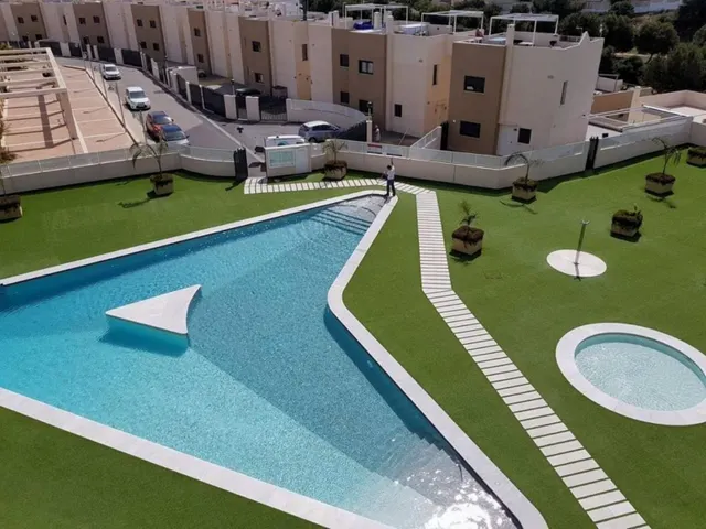 Planta baja moderna (aprox. 63 m2) con 2 dormitorios, 2 baños y amplia terraza/jardín. Gran zona de piscina, cerca del La Zenia Boulevard, ¡y a 15 minutos a pie de la Playa de La Zenia! — 35