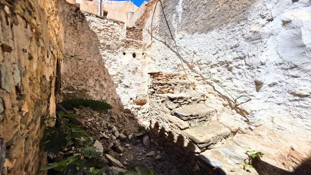 ¿Buscas espacio sin límites? 400 m2 de puro potencial en el corazón de Uleila. — 39