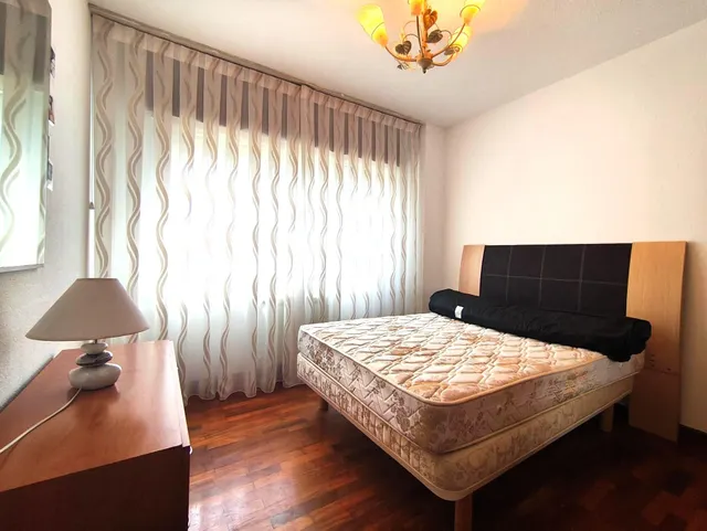 Piso exterior de 2 hab. salón, cocina independiente y baño. Plaza de aparcamiento exterior — 11