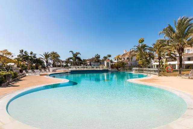 Precioso y lujoso apartamento con vistas al mar en Monte paraíso, en la Milla de Oro. Marbella — 2