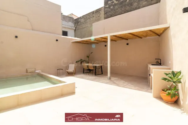Casa de pueblo reformada con piscina y amplias terrazas en N