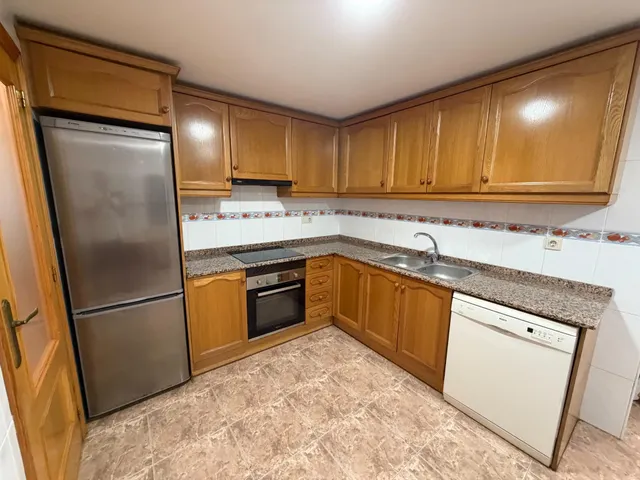 Piso amplio y muy luminoso con ascensor y comunidad incluidos – 800 €/mes (posibilidad de plaza de garaje en el mismo edificio por 50€ mas al mes) — 9