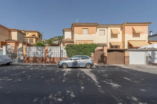 EXCLUSIVA VIVIENDA CON PISCINA PRIVADA EN URBANIZACIÓN "EL TORREÓN" EN ALBOLOTE. — 27