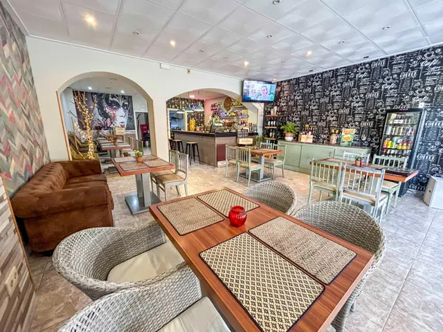 Bar-restaurante ubicado en una zona muy concurrida, con gran - foto 3