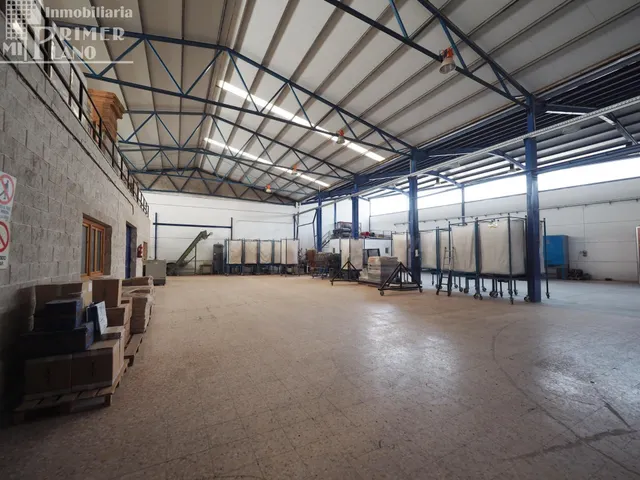 Se vende nave de 1.872 m2 construidos y 2.500 m2 de terreno 