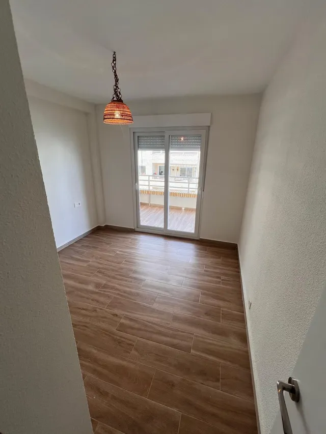 Apartamento con terraza, Alicante, Torrevieja. 2 habitaciones, 80 m2, 90 metros al mar — 26