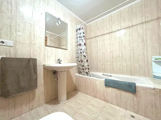 Amplio y Luminoso Piso en El Ejido Norte - Excelente Oportunidad por €129,900 — 13