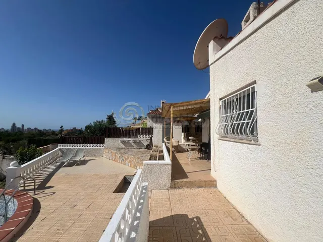 Inversión estratégica en Benidorm: Chalet independiente con  - foto 4