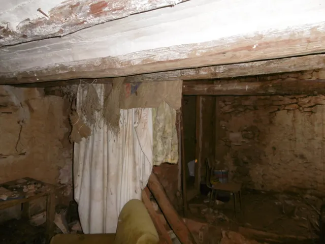 MASIA PARA REFORMAR  CON ALMACENES EN UNA FINCA DE 10 HECTÁREAS — 14