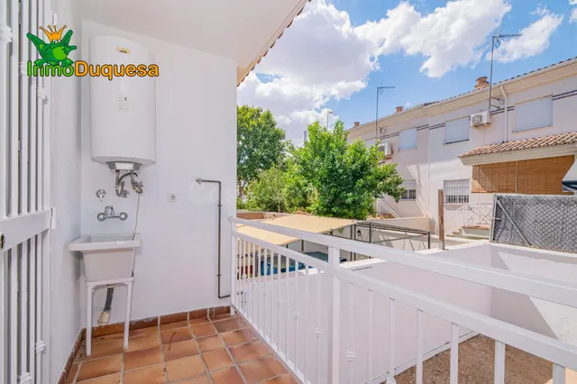 Casa adosada CASI A ESTRENAR en Belicena. Con 4 dormitorios. — 3
