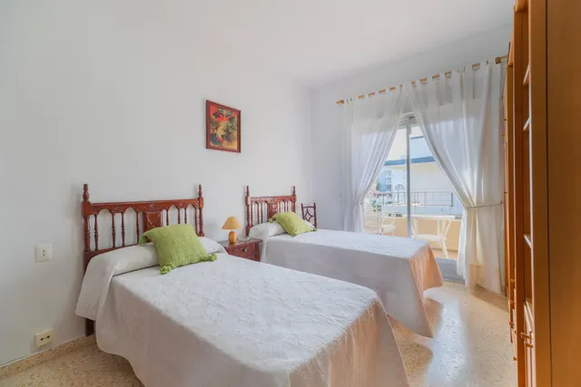 EXCLUSIVA FRENTE AL MAR CON TERRAZAS, LUZ CRUZADA Y CUATRO DORMITORIOS –  PRIMERA LÍNEA DE MAR Y GARAJE. — 22
