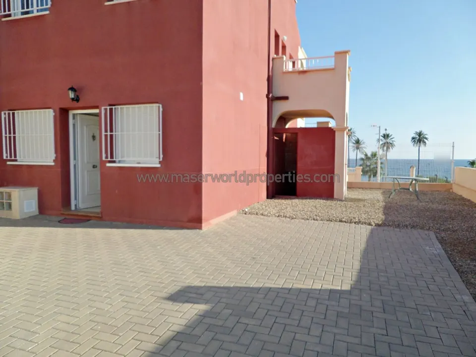 PLANTA BAJA CON AMPLIA TERRAZA  Y VISTAS AL MAR