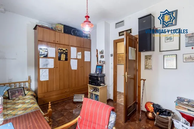 Pisazo en paseo del salón - Granada — 26
