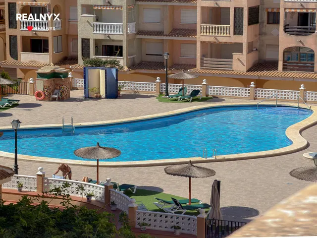 ¡Oferta Especial! Amplio apartamento con 3 dormitorios + gran terraza y vistas a la piscina comunitaria + Garaje incluido en el precio — 27