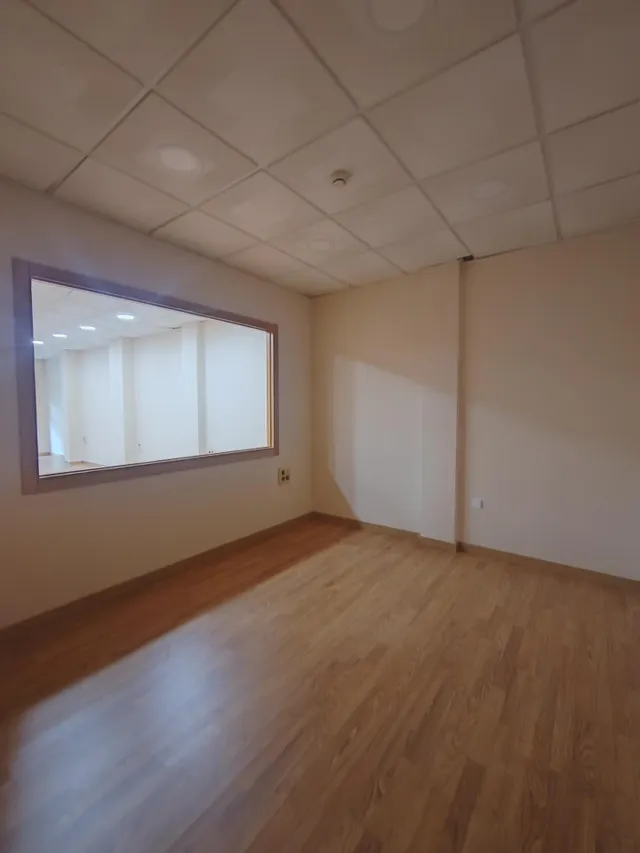 Amplio Local Comercial Reformado en Gran Eje de Jaén - Ideal para Tu Negocio — 6