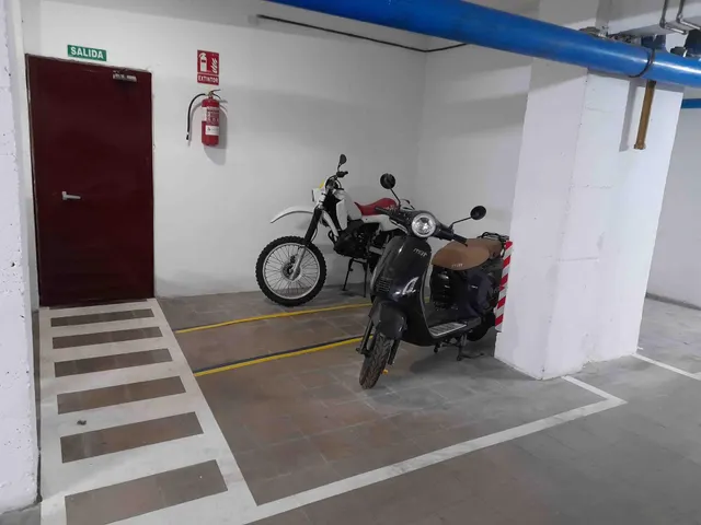 13 Plazas de Parking para COCHE GRANDE o MOTOS IDEAL INVERSORES en la Plaça Granollers de Mataró — 9
