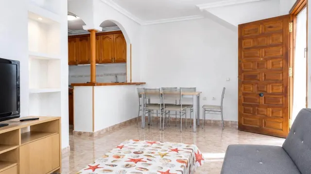 Bungalow esquinero renovado con terraza privada y piscinas comunitarias — 4