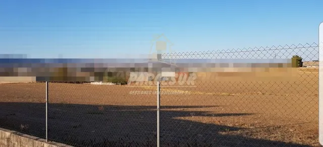 ZONA CAÑUELO - Parcela de 1.011m2 con punto de luz, fachada  - foto 2
