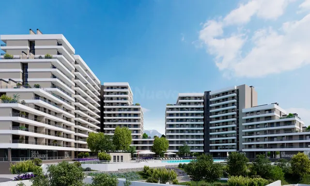 Apartamento con terraza, garaje y piscina en Condomina.