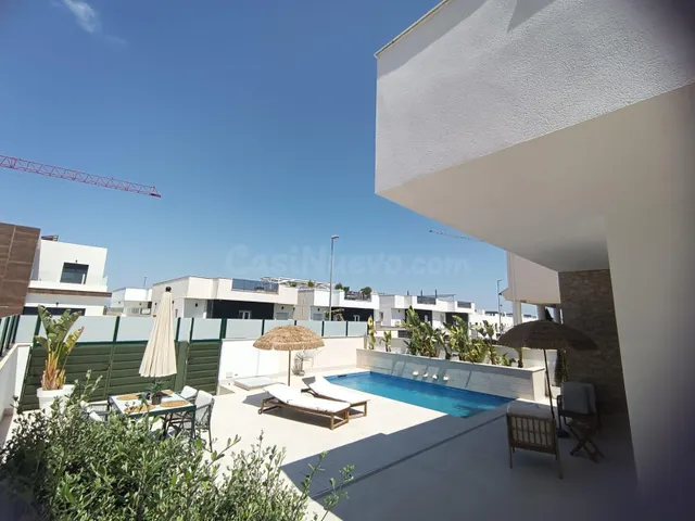 Gran oportunidad en Daya Nueva – villa independiente con piscina privada — 3