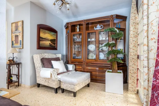 Vive en Simón Verde: Casa pareada con patio, garaje cubierto, piscina y el metro a un paso. — 13