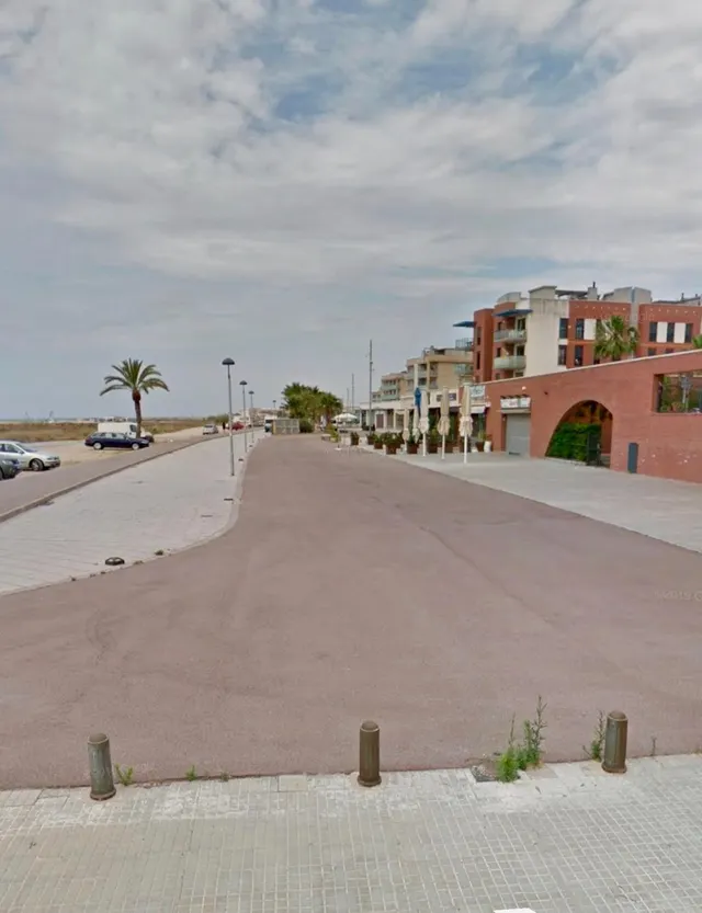 ¡Oportunidad Única en Cubelles! Local Comercial Reformado con Terraza y Vistas al Mar — 32
