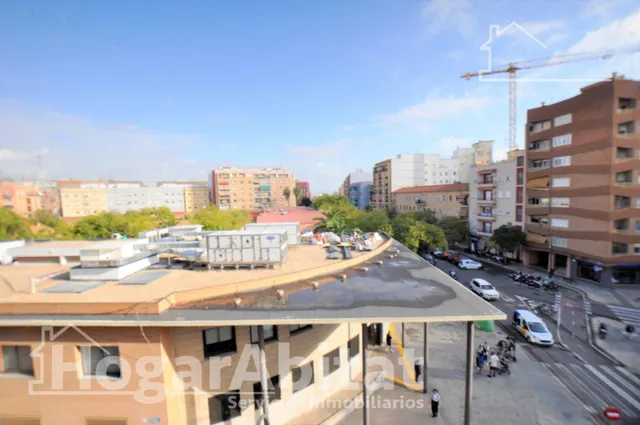 Amplitud y luminosidad para tu familia en este espacioso piso con ascensor y vistas despejadas — 24