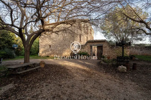 Masía de piedra con jardín en Valls — 5