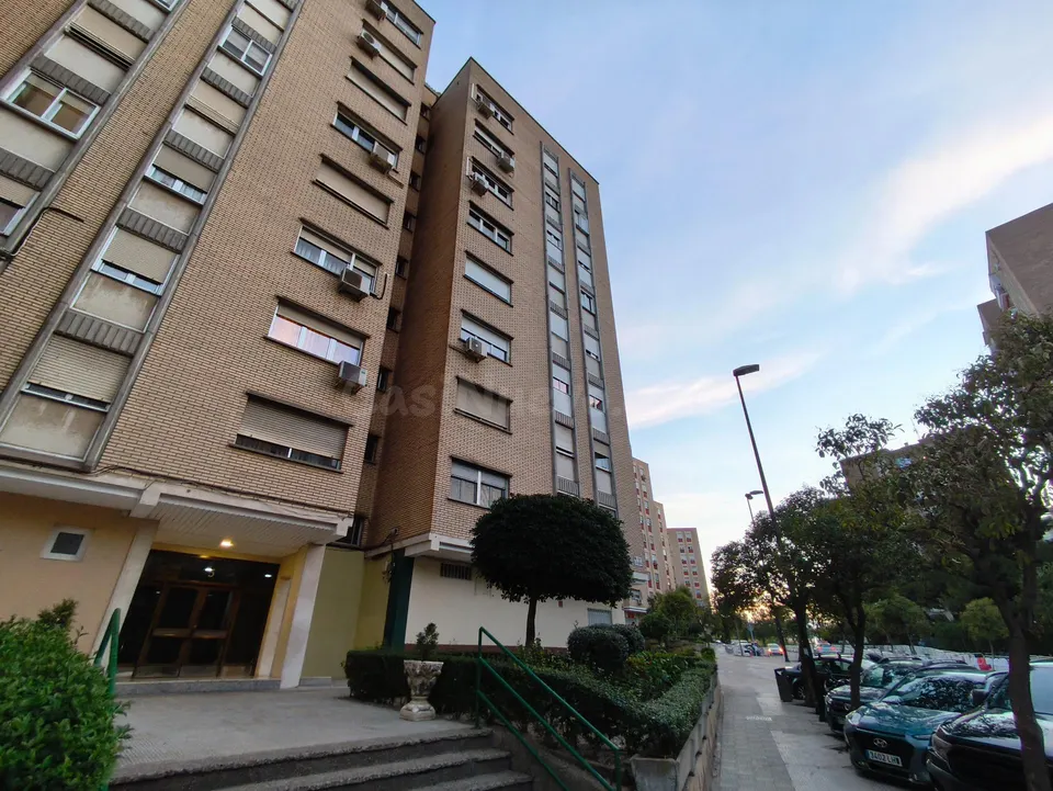 Piso de 89m2. Distribuido en tres dormitorios, salón, cocina y baño