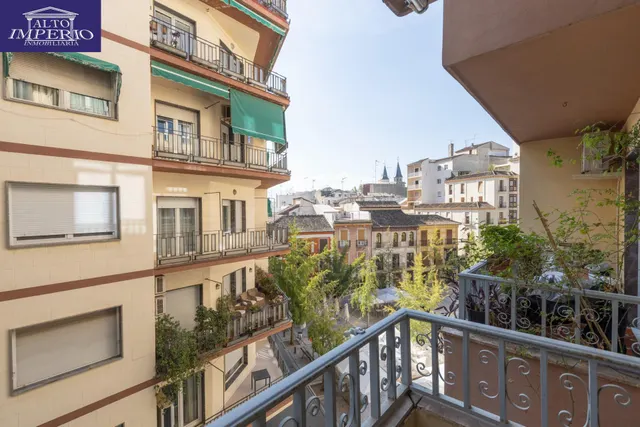 Piso en esquina con terraza y vistas a Plaza Mariana Pineda, Granada — 13