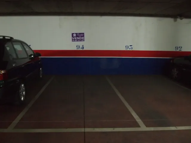 OPORTUNIDAD, COCHERAS EN EL PARKING DE LA AVENIDA DE COMPOSTILLA — 3
