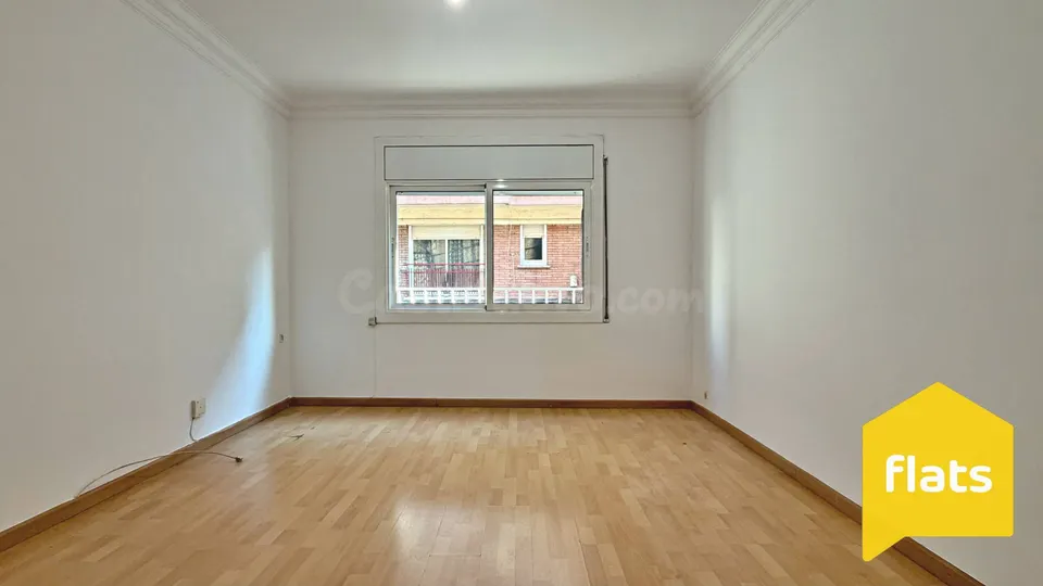Se vende Amplio y Luminoso Piso exterior de 3 amplias habitaciones, Galería exterior, patio interior, Aire Acondicionado y con increíbles oportunidades de reforma a tu gusto!