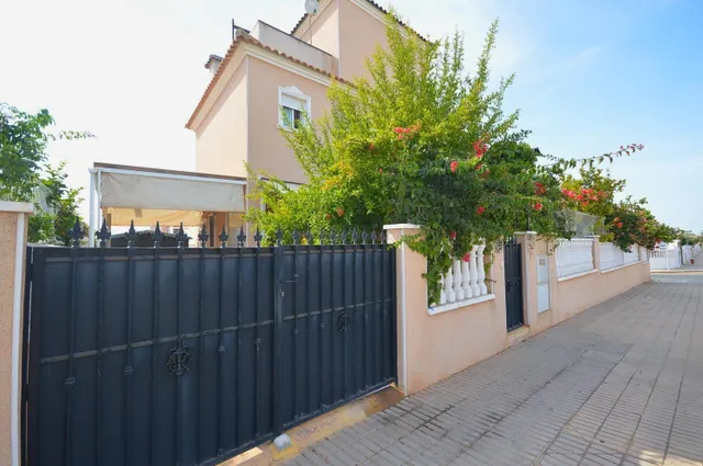 FANTASTICO CHALET CON PISCINA PROPIA Y COMUNITARIA, IDEAL PARA FAMILIAS — 26